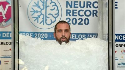 شاب فرنسي يحطم الرقم القياسي العالمي بالبقاء داخل الثلج لساعتين ونصف