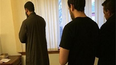 فرضها الوباء .. ماحكم صلاة الجماعة في المنزل؟