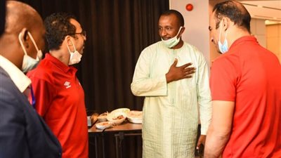 رئيس نادي «سونيديب» يزور بعثة الأهلي في فندق الإقامة