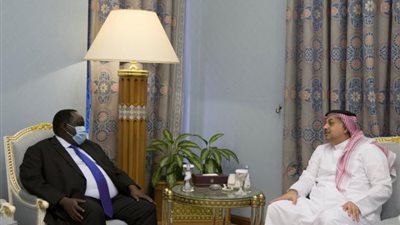 وزير الدفاع القطري يلتقي المستشار الأمني لجنوب السودان