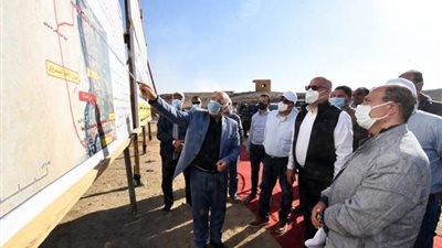 بتكلفة 600 مليون جنيه .. وزير الإسكان يتفقد مشروع إنشاء الطريق الإقليمى الشرقى بأسوان