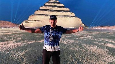 أحمد السقا يروج للسياحة من أهرامات الجيزة: سبعة الآف سنة جدعنة ورجولة