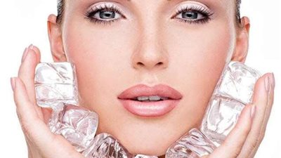 منها الشاي الأخضر.. 4 أنواع مكعبات ثلج لتثبيت المكياج خلال الصيف