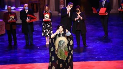 صور.. حنان مطاوع تحتفل بتكريم والدتها سهير المرشدي على المسرح القومي