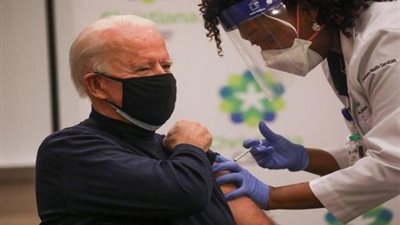 بالصور.. بايدن يتلقى أول جرعة من لقاح فايزر المضاد لفيروس كورونا