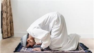 هل يجوز الصلاة بالحذاء؟.. الإفتاء تجيب