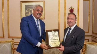 محافظ الثغر يجدد الثقة فى مدير إستاد الإسكندرية