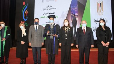 بحضور وزيرى التعليم العالي والتخطيط .. تخريج أول دفعة ماجستير مهني في ريادة الأعمال بين جامعتي القاهرة وكامبريدج