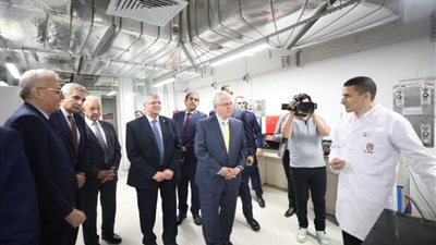 جولة وزير التعليم العالي بالجامعة المصرية اليابانية..(صور)