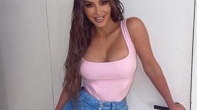 لتنشر الحب في أيام الكورونا الصعبة.. كيم كاردشيان تستعرض هدايا عيد الميلاد الفاخرة .. أرسلها لها المعجبين