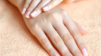 الليمون والعسل أبرزها.. خلطات طبيعية لحماية اليدين من الاسمرار في الصيف