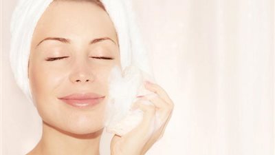 بحيل طبيعية.. كيف تتخلصين من دهون البشرة؟