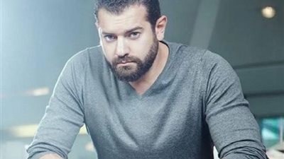 بدأ حياته في الإعلانات.. أكتشفه نور الشريف.. وقصة حبه الأولي من طرف واحد.. أسرار في حياة عمرو يوسف