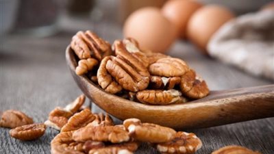 مكسرات الجوز وعين الجمل.. الحل السحري لجمال البشرة وصحتها