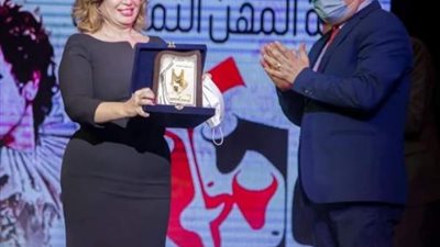 إلهام شاهين عن تكريمها من مهرجان المسرح: فخورة بمهنة الفن الإنسانية