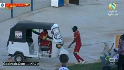 لاعب المريخ السوداني يحتفل بهدفه أمام أنيمبا داخل ”توكتوك” (صورة)
