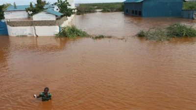 كارثة في كينيا.. مقتل العشرات بعد انهيار سد جرف المنازل وقطع الطرق (فيديو)