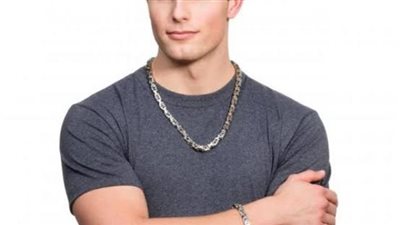 الإفتاء تكشف حكم ارتداء الرجل السلسلة والأنسيال