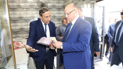 محافظ القاهرة يفاجئ المخابز لمتابعة تخفيض أسعار الخبز
