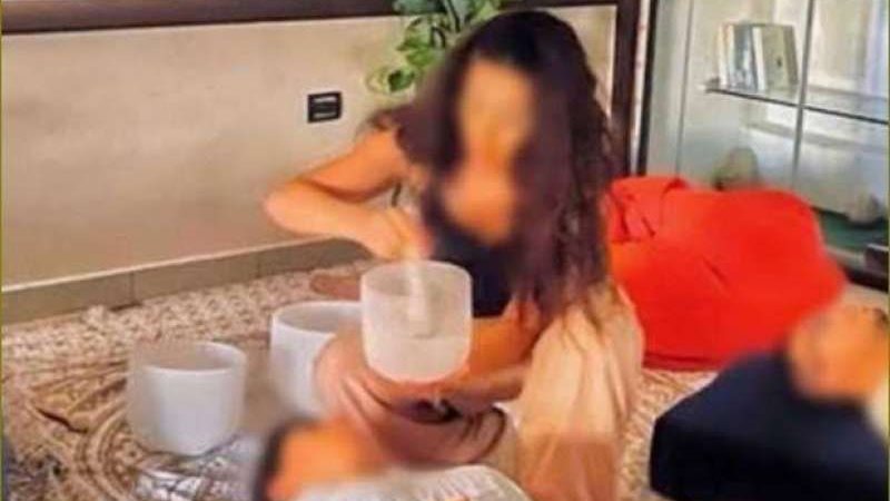 مضيفة تقتل ابنتها
