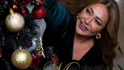 شاهد.. ليلى علوي تضىء شجرة الكريسماس داخل منزلها