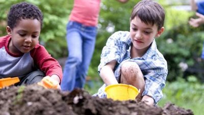 دراسة: لعب الأطفال في التراب يقوي الجهاز المناعي