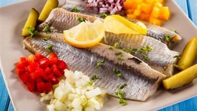 انسي الشكل التقليدي.. طرق مختلفة لعمل الفسيخ والرنجة في شم النسيم