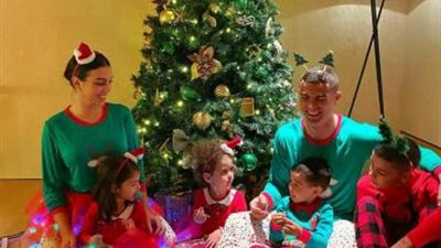 رونالدو يحتفل مع زوجته بالكريسماس (صورة)