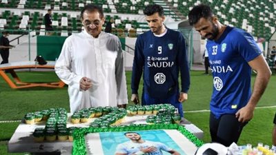 الأهلي السعودي يحتفل بإنجاز ”السومة” التاريخي في الدوري السعودي