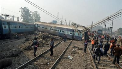 توفير 83 سيارة لنقل ركاب قطار 157 بعد خروجه عن القضبان خارج قنا