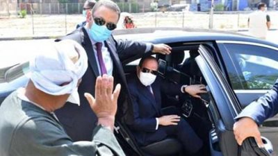 السيسي ينزل من سيارته استجابة لهتافات مواطنين بالشارع