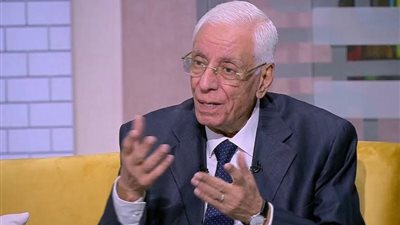 القصة الكاملة لجدل تقبيل حسام موافي يد أحد رجال الأعمال في حفل زفاف نجلته