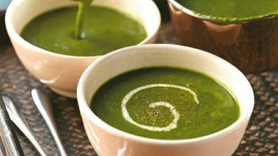 حساء السبانخ.. الحل المثالي لمرضى الضغط