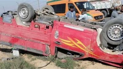 إصابة 12 شخص في حادث انقلاب سيارة ربع نقل بالمنيا