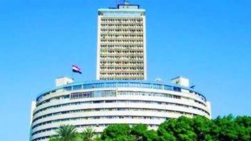 سقوط شاب من مبني