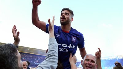 ”يصنع التاريخ”.. سام مرسي يقود فريقه للصعود إلى الدوري الإنجليزي الممتاز