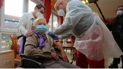 أول ألمانية تتلقي لقاح كورونا.. عجوز 101 عام وتقيم في دار المسنين
