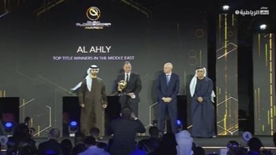 جلوب سوكر.. انفانتينو يسلم ”الخطيب” جائزة ”الأهلي نادي القرن”