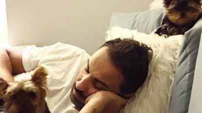 أحمد فهي ينشر صورة مع ”كلابه” الخاصة ويعلق: حراسي