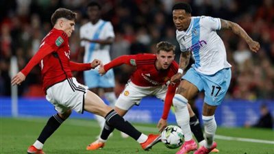 ”ابتكار جديد”.. حكم بكاميرا في لقاء مانشستر يونايتد وكريستال بالاس بالدوري الإنجليزي