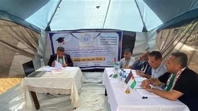 طالب فلسطيني يناقش رسالة الماجيستير داخل خيمة نزوح بغزة