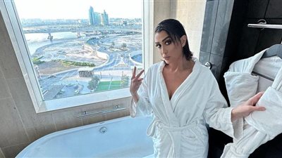 الروب الأبيض.. غادة عبد الرازق تشعل مواقع التواصل الاجتماعي بإطلالة جريئة