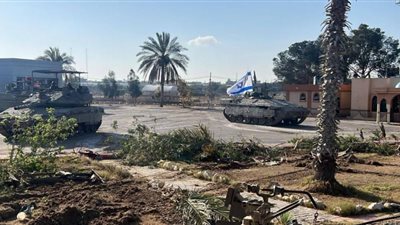 لحظات مرعبة.. تفاصيل اقتحام الدبابات الإسرائيلية لـ معبر رفح الفلسطيني