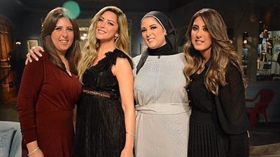 الجميلات.. ريم مصطفى برفقة شقيقاتها الثلاث في أحدث ظهور