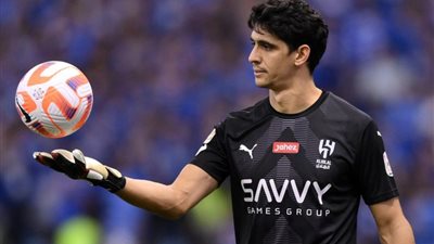 بعد كوارث دوناروما.. باريس سان جيرمان يسعى للتعاقد مع ياسين بونو