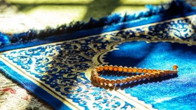 حتي لا تصبح امتهان.. هل الصلاة علي سجادة عليها صورة كعبة حرام؟