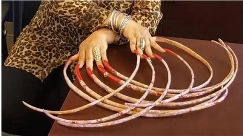 صاحبة أطول أظافر