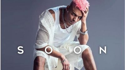 بالصور.. أوكا يروج لألبومه الجديد ”محمد صلاح” بـ”لوك” غريب