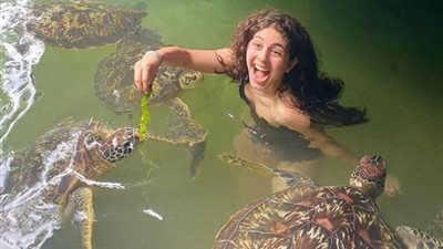 بالصور.. مايان السيد تشعل مواقع التواصل الاجتماعى بقبلة لـ” سلحفاة”