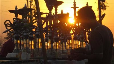 لهذا السبب..الحكومة تدرس  تخفيف الإجراءات الاحترازية عن الكافيهات